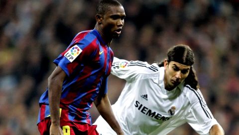 FC Barcelona's Sammuel Eto'o, from Cameroon, left, fights for the ball with Real Madrid's Uruguayan player Pablo Garcia during a Spanish league soccer match at the Bernabeu stadium in Madrid, Saturday Nov. 19, 2005. (AP Photo/Bernat Armangue)
