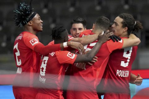 Οι παίκτες της Λειψίας πανηγυρίζουν γκολ που σημείωσαν κόντρα στη Χέρτα για την Bundesliga 2021-2022 στο "Ολίμπιασταντιον", Βερολίνο | Κυριακή 20 Φεβρουαρίου 2022