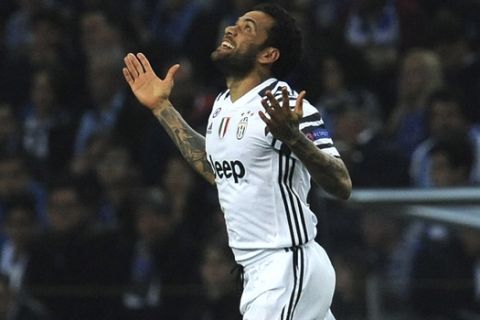 Juventus' Dani Alves celebrates after scoring his side's second goal during the Champions League round of 16, first leg, soccer match between FC Porto and Juventus at the Dragao stadium in Porto, Portugal, Wednesday, Feb. 22, 2017. (AP Photo/Paulo Duarte)
