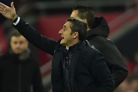 Athletic Bilbao's  manager Ernesto Valverde, gives instructions during the Spanish Copa del Rey, 16 round, first leg soccer match, between FC Barcelona and Athletic Bilbao, at San Mames stadium, in Bilbao, northern Spain, Thursday, Jan. 5, 2017. FC Barcelona lost the match 2-1.(AP Photo/Alvaro Barrientos)