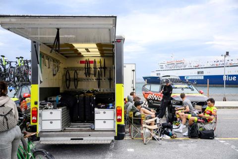 Οι αθλητές της βελγικής Bingoal WB δίπλα στο φορτηγό της ομάδας τους, στο λιμάνι του Ηρακλείου (3/5/2023). 