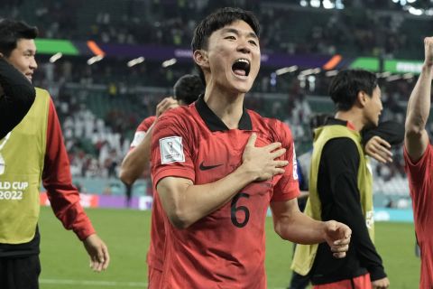 Ο Χουάνγκ πανηγυρίζει τη νίκη της Νότιας Κορέας επί της Πορτογαλίας