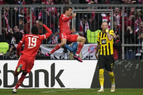 Ο Τόμας Μίλερ της Μπάγερν πανηγυρίζει γκολ που σημείωσε κόντρα στην Ντόρτμουντ για την Bundesliga 2022-2023 στην "Άλιαντς Αρένα", Μόναχο | Σάββατο 1 Απριλίου 2023