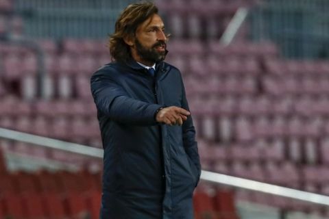 Ο Αντρέα Πίρλο δίνει οδηγίες στους παίκτες της Γιουβέντους στον αγώνα κόντρα στην Μπαρτσελόνα για το Champions League