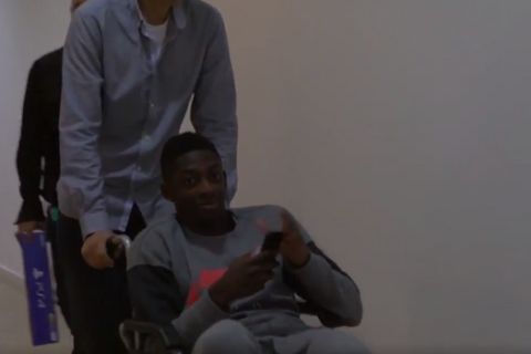 Ο Ντεμπελέ σε αναπηρικό καροτσάκι