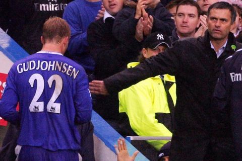 LONDON, UNITED KINGDOM:  Chelsea's manager Jose Mourinho (C) pats Eidur Gudjohnsen (L) on the back after he scored a hat trick against Blackburn during Premiership football 23 October 2004 at Stamford Bridge in London. Chelsea won 4-0.     AFP PHOTO/JIM WATSON  (Photo credit should read JIM WATSON/AFP/Getty Images)