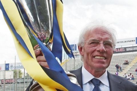 Nevio Scala, allenatore del Parma che vinse il 12 maggio 1993 la Coppa delle Coppe contro l'Anversa, festeggia l'anniversario in campo prima della partita del campionato di Serie A contro il Bologna allo stadio Ennio Tardini di Parma, in una immagine del 12 maggio 2013.
ANSA/ELISABETTA BARACCHI