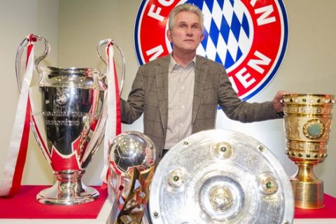 El técnico de Bayern Munich, Jupp Heynckes, posa con los tres trofeos que ganó esta temproada el martes, 4 de junio de 2013, en Munich, Alemania. (AP Photo/dpa,Marc Mueller)