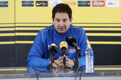 Ο Αργύρης Γιαννίκης κατά την παρουσίασή του ως ο νέος προπονητής της ΑΕΚ