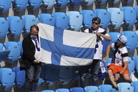 Φίλαθλοι κρατούν τη σημαία της Φινλανδίας σε αναμέτρηση για το Euro 2020