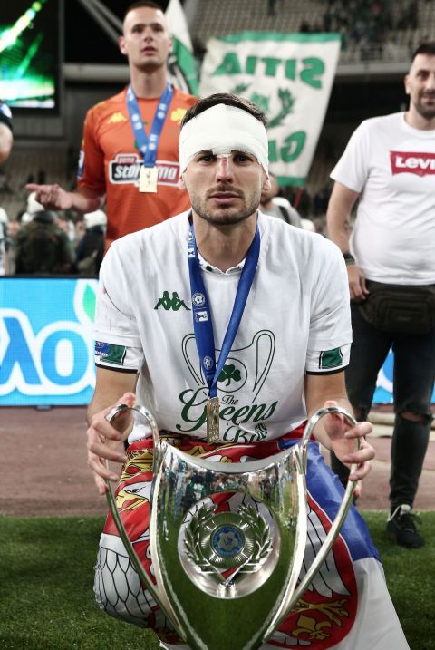 Ο Μίγιατ Γκατσίνοβιτς με το τρόπαιο του Κυπέλλου