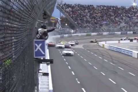 NASCAR: Ο Ρος Τσαστέιν έκανε το αμάξι του ένα με τον τοίχο για να πάρει την πρόκριση στον τελικό