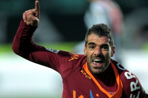SIENA, ITALY - DECEMBER 02: Simone Perrotta of AS Roma celebrates after scoring his team's second goal during the Serie A match between AC Siena and AS Roma at Stadio Artemio Franchi on December 2, 2012 in Siena, Italy.  (Photo by Gabriele Maltinti/Getty Images)