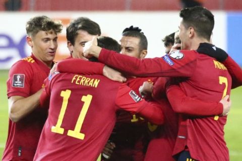 Οι παίκτες της Ισπανίας πανηγυρίζουν το τέρμα του Φεράν Τόρες