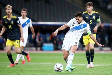 Ο Τάσος Μπακασέτας της Ελλάδας σε στιγμιότυπο της αναμέτρησης με τη Σουηδία για τον 2ο προκριματικό όμιλο της ευρωπαϊκής ζώνης του Παγκοσμίου Κυπέλλου 2022 στο Ολυμπιακό Στάδιο | Τετάρτη 8 Σεπτεμβρίου 2021