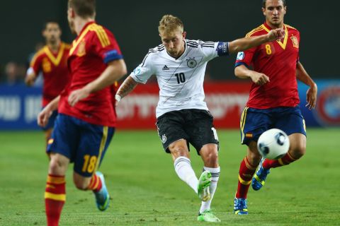 NETANYA, ISRAEL - JUNE 09: Lewis Holtby (C) of Germany shoots the ball ahead of Koke of Spain during the UEFA European U21 Champiosnship Group B match between Germany and Spain at Netanya Stadium on June 9, 2013 in Netanya, Israel.  (Photo by Alex Grimm/Getty Images)