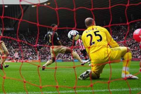 SUNDERLAND, ENGLAND - OCTOBER 17:  Darren Bent of Sunderland watches as his shot goes between Glen Johnson and Pepe Reina of Liverpool and in to the goal off of a balloon, during the Barclays Premier League match between Sunderland and  Liverpool at the Stadium of Light on October 17, 2009 in Sunderland, England.  (Photo by Mike Hewitt/Getty Images) *** Local Caption *** Darren Bent;Glen Johnson;Pepe Reina