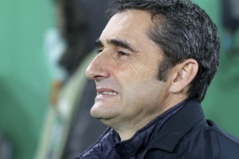 Athletic Club's head manager Ernesto Valverde prior to the Europa League group F soccer match between Rapid Vienna and Athletic Club in Vienna, Austria, Thursday, Dec. 8, 2016. (AP Photo/Ronald Zak)