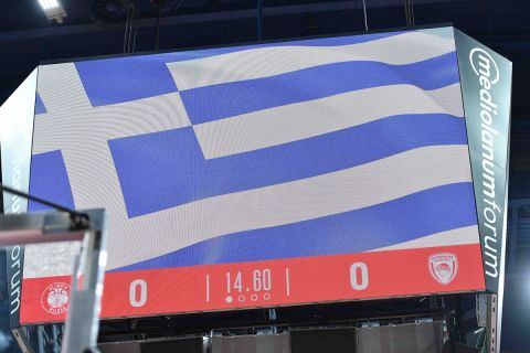 Η ελληνική σημαία στο cube του Mediolanum Forum