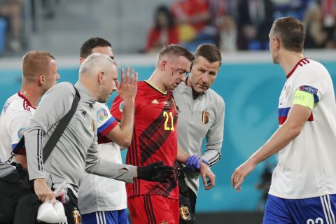 Ο Τίμοθι Καστάν έχοντας χτυπήσει στο μάτι του στην αναμέτρηση με τη Ρωσία για το Euro 2020