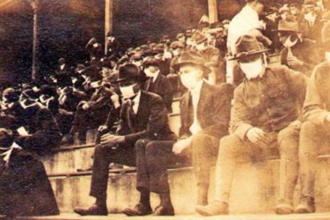 Στην πανδημία του 1918 οι θεατές φορούσαν μάσκες στις εξέδρες