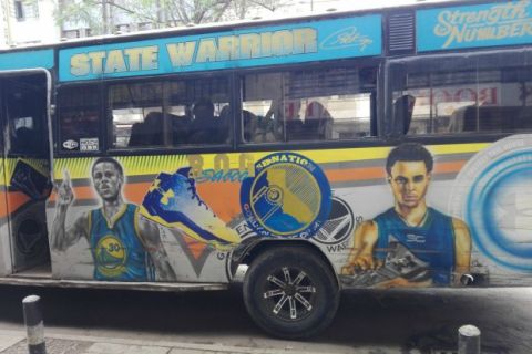 Στην Κένυα κυκλοφορούν λεωφορεία… Στεφ Κάρι!