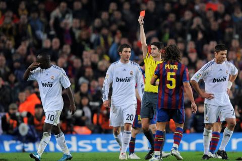 BARCELONA, SPAIN - NOVEMBER 29:  Referee Alberto Mallenco (C) shows Lassana Diarra of Real Madrid a red card during the La Liga match between Barcelona and Real Madrid at the Camp Nou Stadium on November 29, 2009 in Barcelona, Spain. Barcelona won the match 1-0.  (Photo by Jasper Juinen/Getty Images)