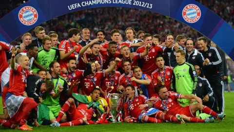 LONDON, ENGLAND - MAY 25:  The FC Bayern Muenchen team poses with the trophy after winning the UEFA Champions League final match against Borussia Dortmund at Wembley Stadium on May 25, 2013 in London, United Kingdom.  (Photo by Shaun Botterill/Getty Images)