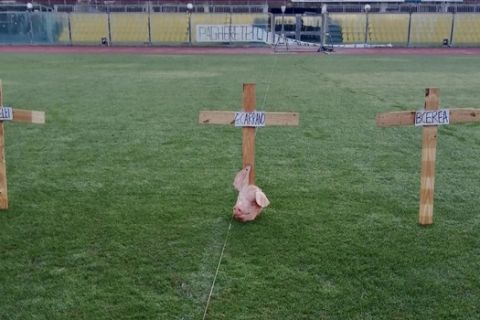 Λιβόρνο: Έβαλαν τρεις σταυρούς και ένα κεφάλι γουρουνιού στο γήπεδο
