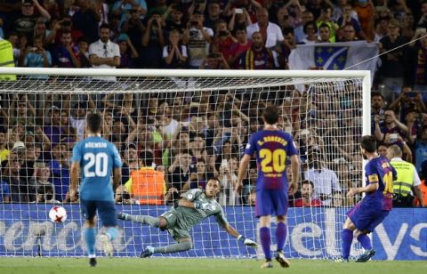 FC Barcelona's Lionel Messi, right, scores from a penalty kick during the Spanish Supercup, first leg, soccer match between FC Barcelona and Real Madrid at the Camp Nou stadium in Barcelona, Spain, Sunday, Aug. 13, 2017. (AP Photo/Manu Fernandez)