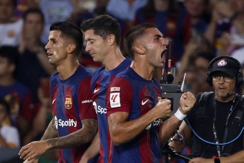 Οι παίκτες της Μπαρτσελόνα πανηγυρίζουν γκολ που σημείωσαν κόντρα στην Μπέτις για τη La Liga 2023-2024 στο Ολυμπιακό Στάδιο Βαρκελώνης | Σάββατο 16 Σεπτεμβρίου 2023