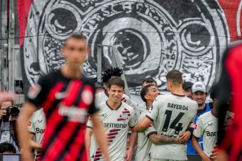 Οι παίκτες της Λεβερκούζεν πανηγυρίζουν γκολ που σημείωσαν κόντρα στην Άιντραχτ για την Bundesliga 2023-2024 στο "Ντόιτσε Μπανκ Παρκ", Φρανκφούρτη | Κυριακή 5 Μαΐου 2024