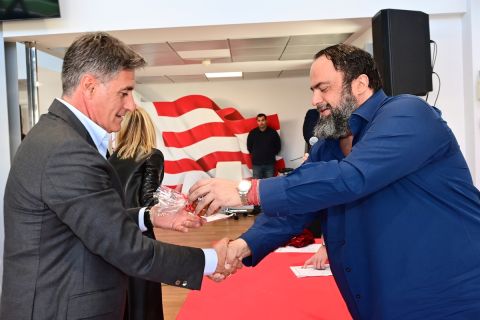 Ο Βαγγέλης Μαρινάκης με τον Μίτσελ στην κοπή της πρωτοχρονιάτικης πίτας του Ολυμπιακού για το 2023