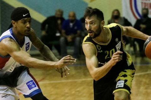 Ο Γκίκας κόντρα στον Γκριν στο παιχνίδι της ΑΕΚ με το Μεσολόγγι για τη Stoiximan Basket League