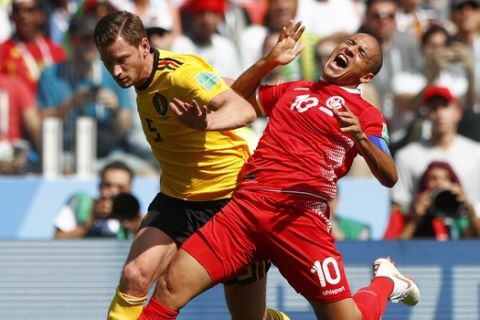 Belgium's Jan Vertonghen, left, and Tunisia's Wahbi Khazri challenge for the ball during the group G match between Belgium and Tunisia at the 2018 soccer World Cup in the Spartak Stadium in Moscow, Russia, Saturday, June 23, 2018. (AP Photo/Matthias Schrader)