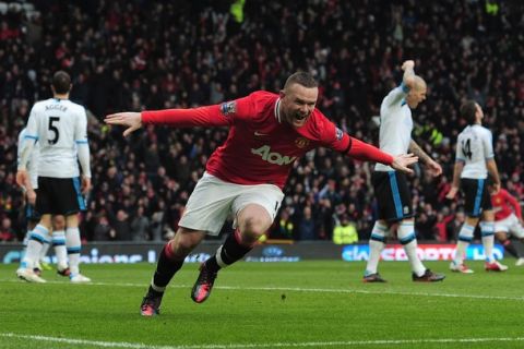 MANCHESTER, ENGLAND - FEBRUARY 11: Wayne Rooney of Manchester United scores the opening goal during the Barclays Premier League match between Manchester United and Liverpool at Old Trafford on February 11, 2012 in Manchester, England.  (Photo by Shaun Botterill/Getty Images)