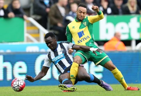 Newcastle United's Cheick Tiote, left, vies for the ball with  Norwich City's Nathan Redmond, right, during their English Premier League soccer match between Newcastle United and  Norwich City at St James' Park, Newcastle, England, Sunday, Oct. 18, 2015. (AP Photo/Scott Heppell)