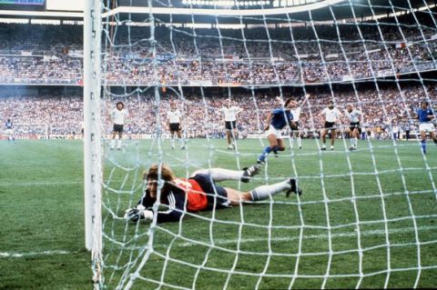 Foto IPP/sabattini Alberto Madrid 11/07/1982 mondiali di calcio finale Italia Germania ovest 3-1 nella foto : il rigore sbagliato da Antonio Cabrini