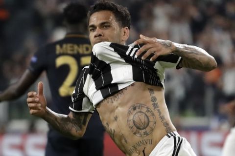 Juventus' Dani Alves celebrates after scoring his side's second goal during the Champions League semi final second leg soccer match between Juventus and Monaco in Turin, Italy, Tuesday, May 9, 2017. (AP Photo/Luca Bruno)
