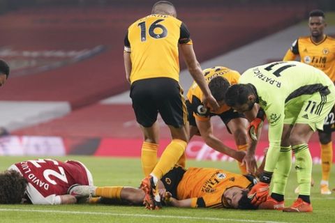 Ο Ραούλ Χιμένες είναι πεσμένος στο χορτάρι του Emirates μετά από εναέρια σύγκρουσή του  με τον Νταβίντ Λουίζ στο ματς μεταξύ της Άρσεναλ και της Γουλβς για την Premier League