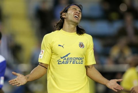 Villarreal's Jose Mari of Spain reacts after failing to score against Alaves during their Spanish League soccer match at Madrigal Stadium in Villarreal, Spain, Saturday March 4, 2006. (AP Photo/Fernando Bustamante)