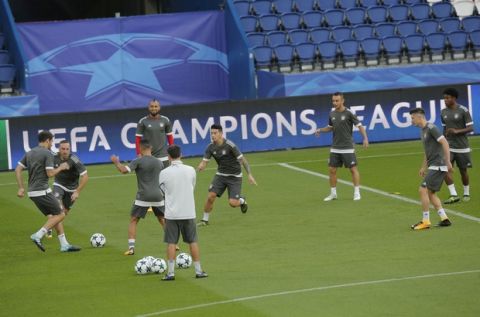 Bayern Munich's soccer play the ball during a training session ahead of the Champions League soccer match between Bayern Munich and Paris Saint Germain in Paris, Tuesday, Sept. 26, 2017. (AP Photo/Michel Euler)