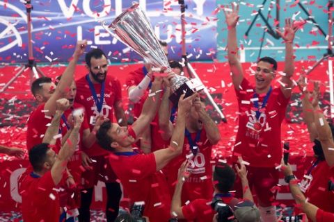 Οι παίκτες του Ολυμπιακού σηκώνουν την κούπα της Volley League Ανδρών μετά απ' τον αγώνα με τον ΠΑΟΚ