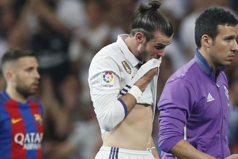 Real Madrid's Gareth Bale leave the field after being injured during a Spanish La Liga soccer match between Real Madrid and Barcelona, dubbed 'el clasico', at the Santiago Bernabeu stadium in Madrid, Spain, Sunday, April 23, 2017. (AP Photo/Francisco Seco)