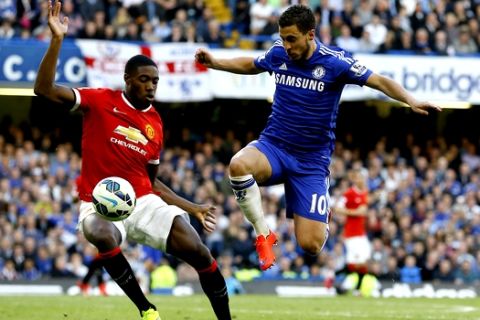 Chelsea's  Eden Hazard, right, vies for the ball with Manchester United's Antonio Valencia during the English Premier League soccer match between Chelsea and Manchester United at Stamford Bridge stadium in London, Saturday, April 18, 2015. (AP Photo/Kirsty Wigglesworth) 