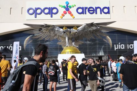 Ο κόσμος της ΑΕΚ έξω από την OPAP Arena