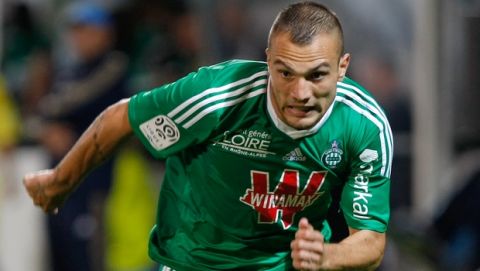 Saint-Etienne's French forward Yohan Mollo, runs with the ball  during their League One soccer match against Marseille, at the Velodrome Stadium, in Marseille, southern France, Tuesday, Sep. 24, 2013. (AP Photo/Claude Paris)