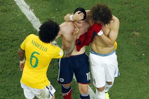 Ο Μαρσέλο παρηγορεί τον Χάμες Ροντρίγκες μαζί με τον Νταβίντ Λουίζ μετά από αναμέτρηση Βραζιλία - Κολομβία στο Παγκόσμιο Κύπελλο 2014