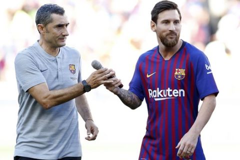 FC Barcelona's Lionel Messi, right, and his coach Ernesto Valverde ahead of the Joan Gamper trophy friendly soccer match between FC Barcelona and Boca Juniors at the Camp Nou stadium in Barcelona, Spain, Wednesday, Aug. 15, 2018. (AP Photo/Manu Fernandez)