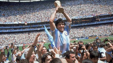 Ο Ντιέγκο Αρμάντο Μαραντόνα πανηγυρίζει την κατάκτηση του Παγκοσμίου Κυπέλλου με την Αργεντινή